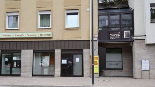 Nürnberger Straße 31, mehrstöckiges Gebäude, davor Gehweg