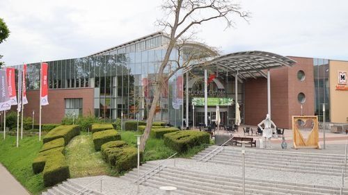 Eingang Brücken-Center. Modernes Gebäude mit großem Vorplatz.