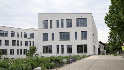 Bezirksrathaus Bezirksrathaus, moderner 3stöckiger Gebäudekomplex