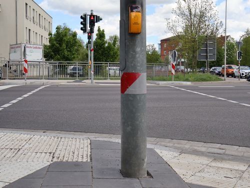 Fußgängerüberweg mit Blindenampel und taktilem Leitsystem Fußgängerüberweg mit Blindenampel und taktilem Leitsystem