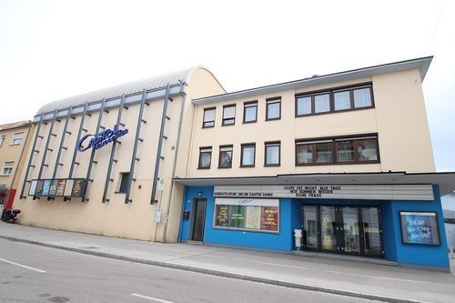 Capitol Kinocenter. Großes helles Gebäude, Eingangsbereich in blauer Farbe. Capitol Kinocenter. Großes helles Gebäude, Eingangsbereich in blauer Farbe.