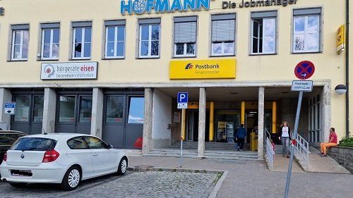 Bahnhofsplatz 8, mehrstöckiges Gebäude, Zugang über Treppe und Rampe
