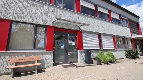 Rügländer Straße 3,  Zweistöckiges Gebäude, Praxis im Erdgeschoss, davor Parkplatz