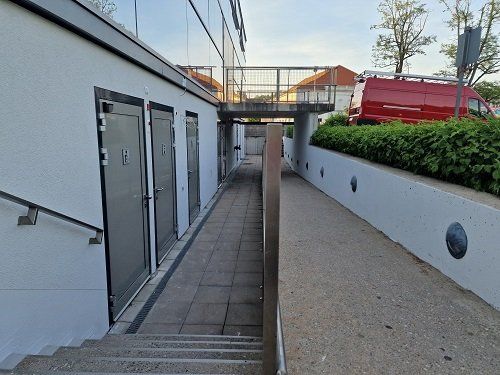 Zugang über Treppe und Rampe