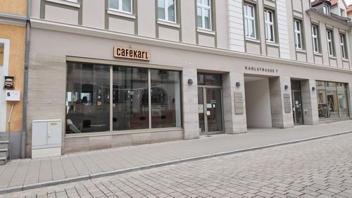 Cafe Karl. Im Ergeschoss eines mehrstöckigen historischen Gebäudes.