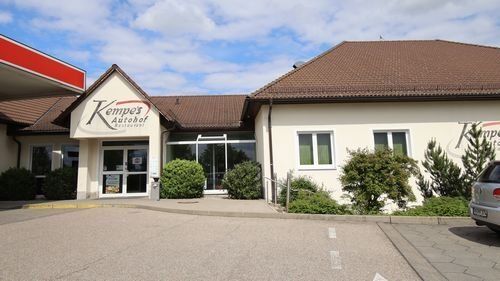 Kempes Autohof. Einstöckiges Gebäude mit Satteldach