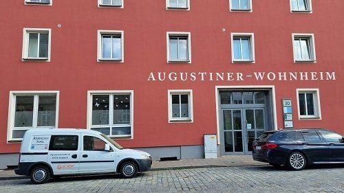 Karolinenstraße 30 Karolinenstraße 30, mehrstöckiges Gebäude, davor Gehweg, parkende Autos, Straße