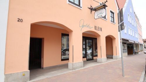 Maximilianstraße 20, mehrstöckiges historisches Gebäude, davor Gehweg