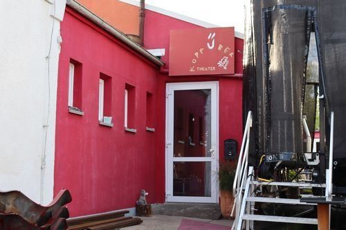 Theater Kopfüber. Einstöckiger dunkelroter Anbau. Theater Kopfüber. Einstöckiger dunkelroter Anbau.