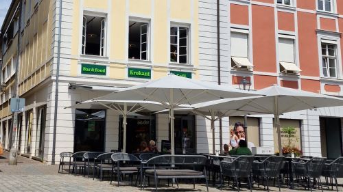Cafe Krokant. Im Ergeschoss und OG eines historischen Hauses, davor  Tische und Sonnenschirme.