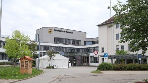 Landratsamt Ansbach, Crailsheimstraße 1 Landratsamt Ansbach, Crailsheimstraße 1, mehrgeschossige Gebäude, davor Parkplatz