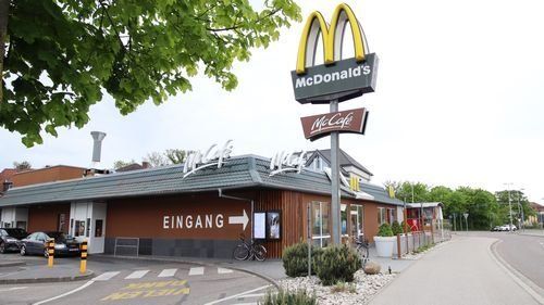 McDonalds. Eingeschossiges Gebäude mit Walmdach.