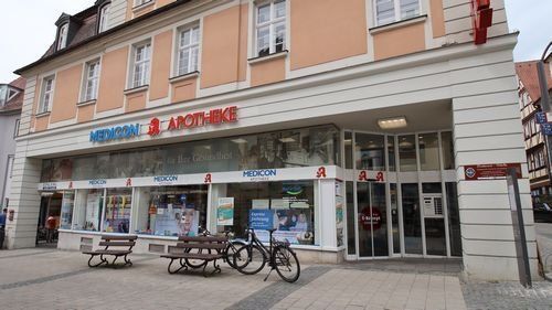 Platenstraße 28 , Ecke Uzstraße, mehrstöckiges historisches Gsbäude, davor Fußgängerzone