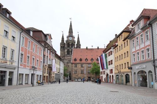 Martin-Luther-Platz. Historische Gebäude, im Hintergrund Kirche. Martin-Luther Platz. Historische Gebäude, im Hintergrund Kirche.