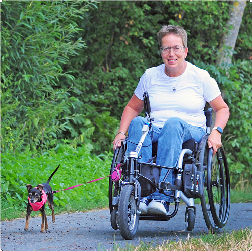 Monika Wagner Frau im Rollstuhl mit kleinem Hund