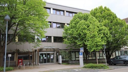 Verwaltungsgebäude Nürnberger Straße 32 Verwaltungsgebäude Nürnberger Straße 32, 3stöckiges Gebäude davor Parkplätze