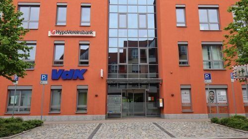 Nürnberger Str. 38a Nürnberger Str. 38a, Modernes mehrstöckiges Gebäude, davor Parkplatz