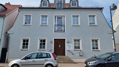 Nürnberger Straße 61 Nürnberger Straße 61, mehrgeschossiges historisches Gebäude, Treppen am Eingang,