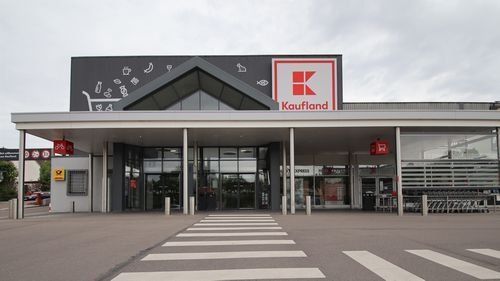 Kaufland Ritter-von-Lang-Allee 7, Haupteingang mit Parkplatz