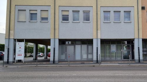 Brauhausstraße 17 Brauhausstraße 17, mehrstöckiges Gebäude, davor Gehsteig und Straße