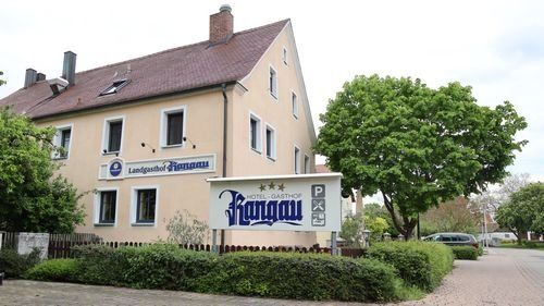 Gasthof Rangau.  Mehrstöckiges Gebäude mit Satteldach.