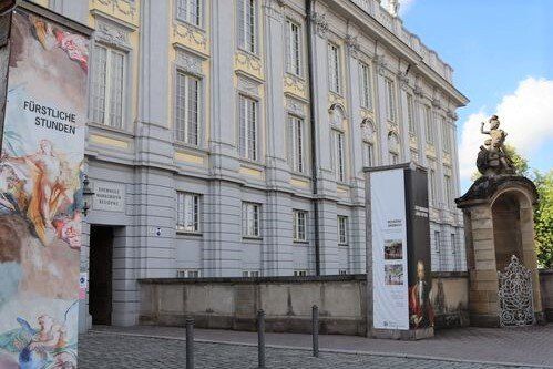 Residenz Ansbach. Hauportal mit Torwächter-Häuschen. Residenz Ansbach. Hauportal mit Torwächter-Häuschen.