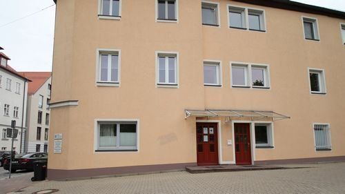 Martin-Luther-Platz 43, mehrstöckiges Gebäude, Rampe am Eingang