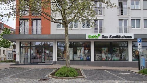 Sanitätshaus Seitz Nürnberger Straße 38, mehrgeschossiges Gebäude, davor Parkplatz