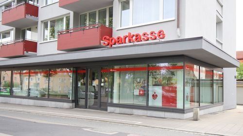 Sparkasse Feuchtwanger Straße 15, mehrstöckiges Gebäude, davor Gehweg und Straße