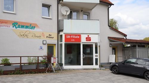 Geldautomat Brodswinden 3, zweistöckiges Gebäude, Stufe am Eingang