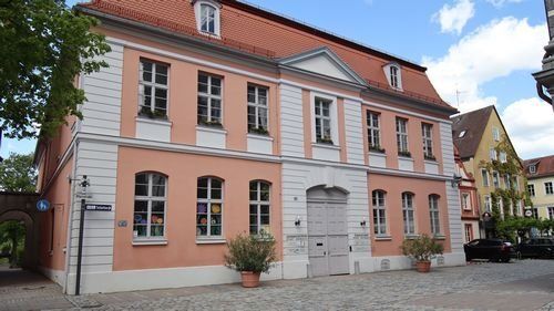 Pfarrstraße 29 Pfarrstraße 29, zweigeschossiges historisches Gebäude mit Torbogen