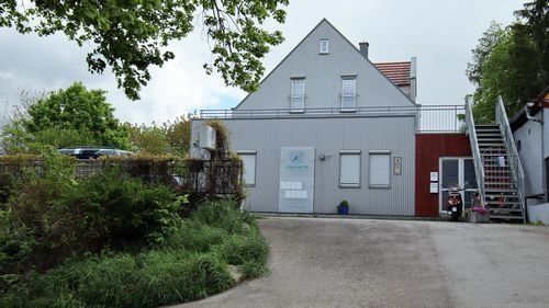 Triesdorfer Straße 59, zweistöckiges Gebäude, davor steile Einfahrt
