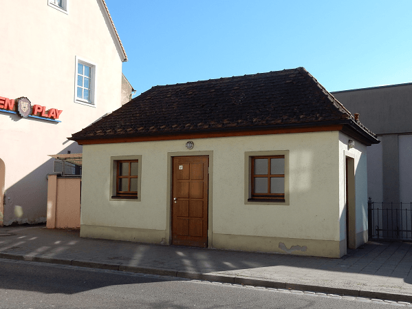 Kleines Gebäude mit Satteldach