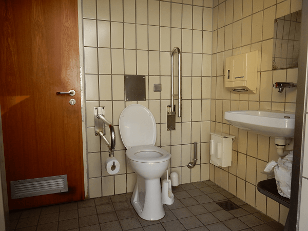 Innenraum: WC einseitig und von vorne anfahrbar. Neben dem WC eine Holztüre.