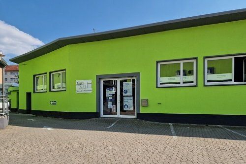 Studiobühne Welserstraße 16 Studiobühne Welserstraße, eingeschossiges längliches Gebäude, davor Parkplatz