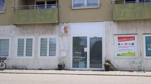 Eichendorffstraße 1, mehrstöckiges Gebäude, davor Parkplatz
