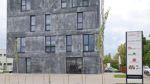 Technologiepark 4, Modernes mehrstöckiges Gebäude, davor Parkplatz