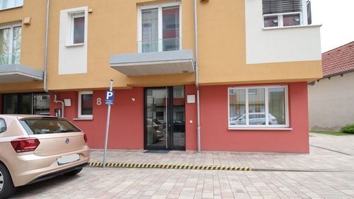 Draisstraße 2c Merckstraße 8, mehrstöckiges Gebäude, davor Gehsteig und Parkplatz