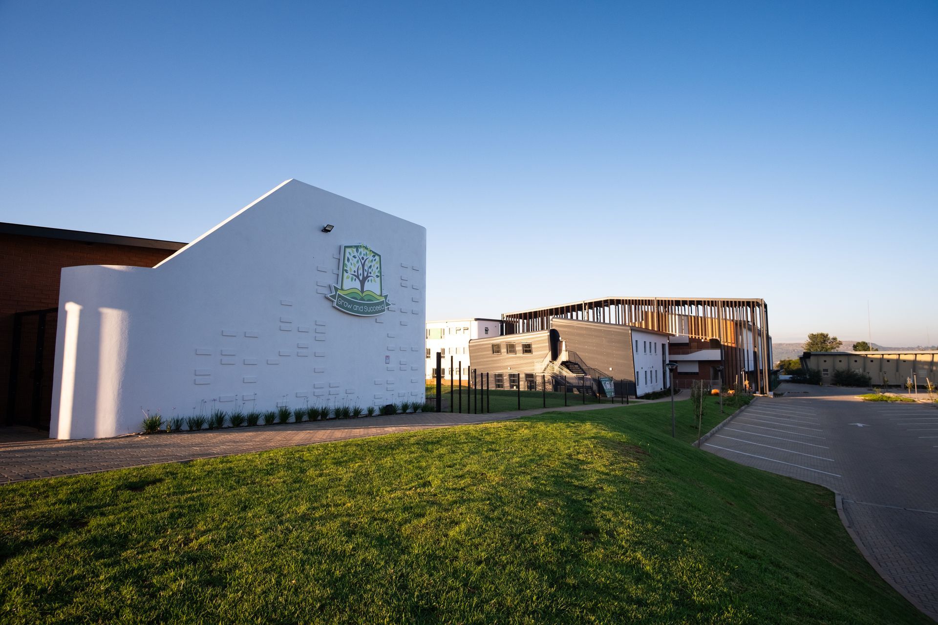 A logo for pinnacle college ridgeview with a tree on it.