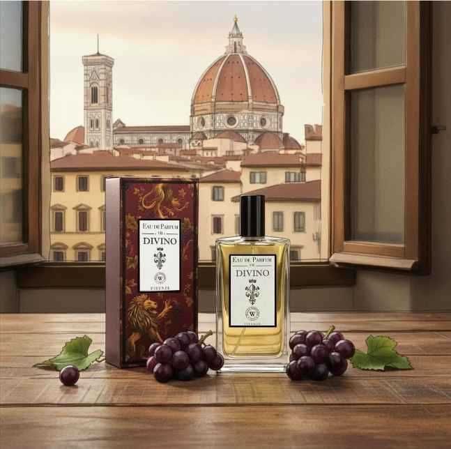 Bottiglia di liquore rosso con tappo di legno, davanti a scatole decorate, tutte con testo in italiano.