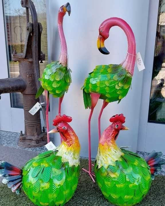 Decorazione da giardino in metallo raffigurante fenicotteri e galli, nei colori verde e rosa brillanti.
