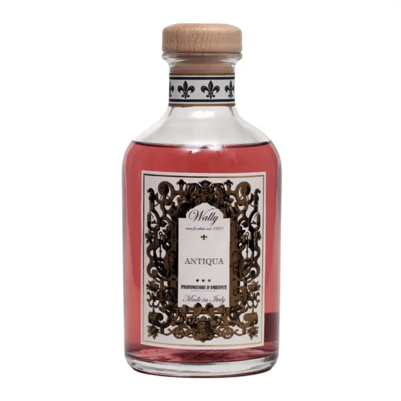 Bottiglia di liquore rosa con etichetta