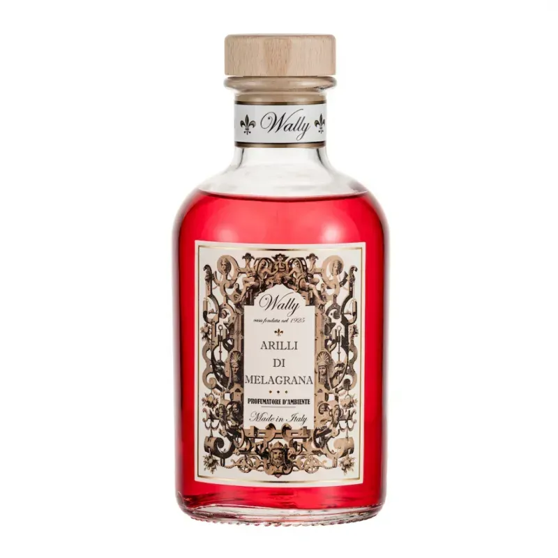 Bottiglia di liquore Arilli di Melagrana di Wally con liquido rosso ed etichetta decorata, tappo di legno.