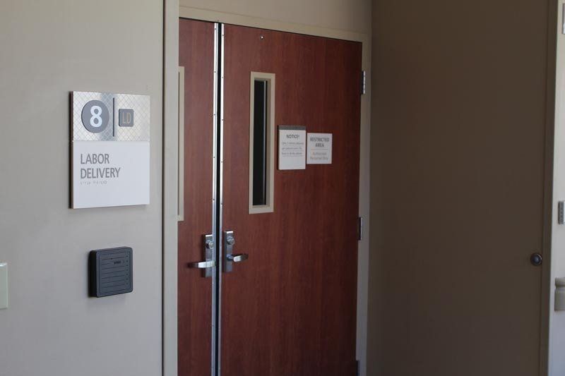 A door with a sign on it that says labor delivery