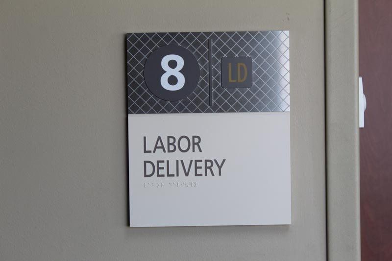 A sign on a door that says labor delivery