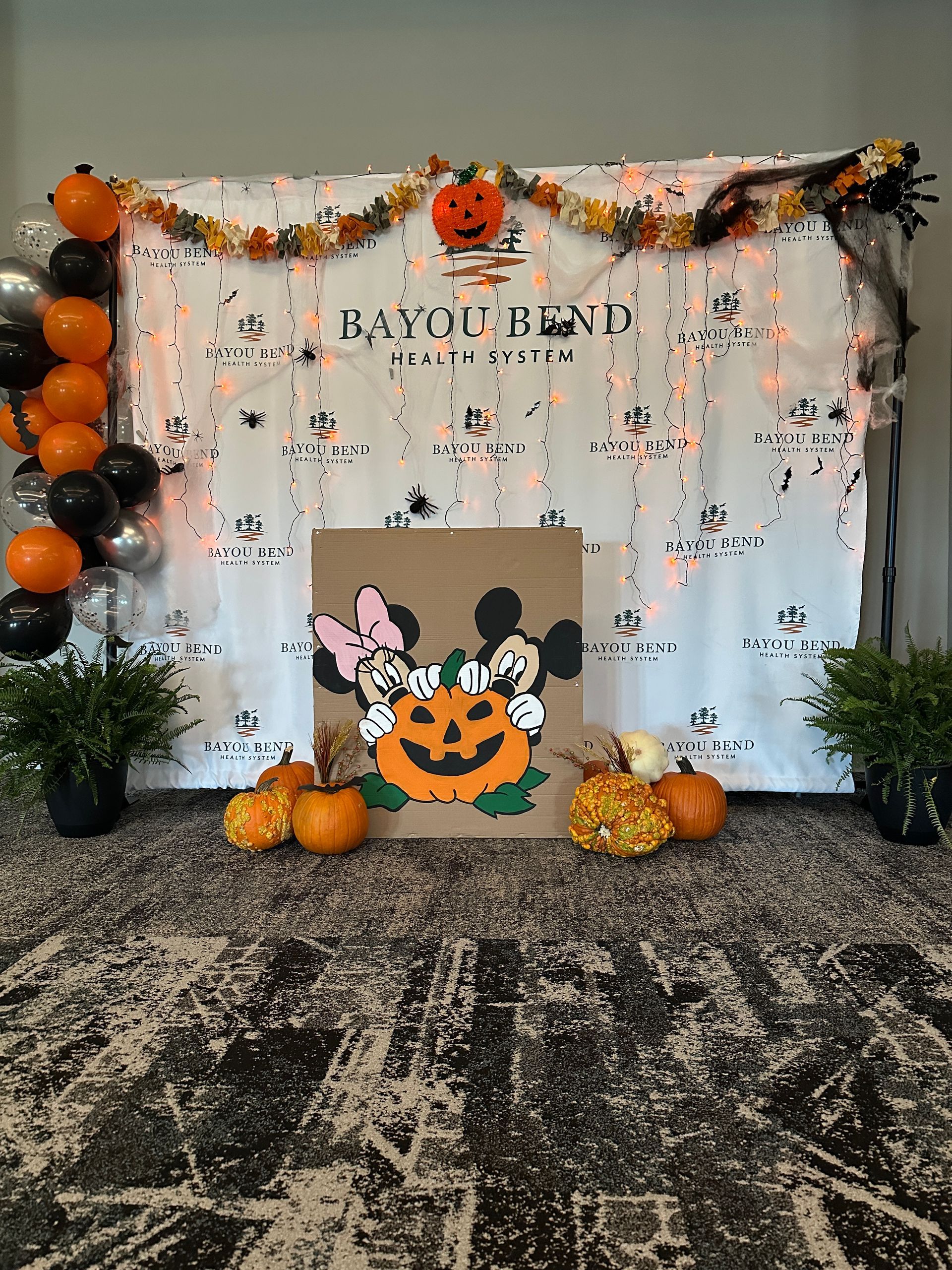 A room decorated for halloween with mickey mouse and minnie mouse in pumpkins.