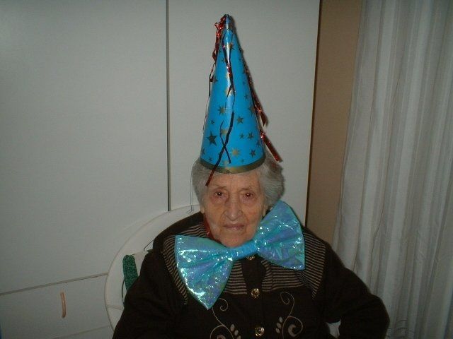 Anziana vestita a festa