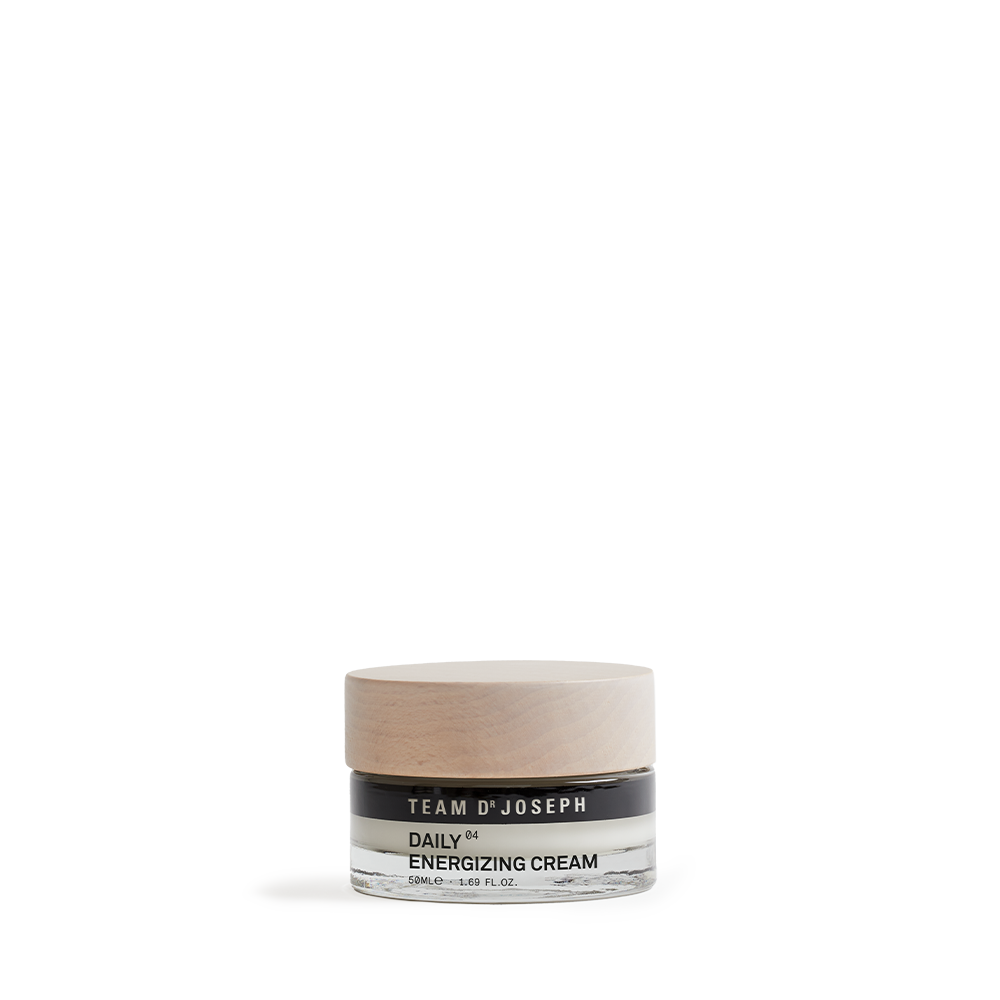 Hautpflege-Tiegel mit beigefarbenem Deckel und der Aufschrift „Tatcha Dewy Skin Cream“ auf weißem Hintergrund