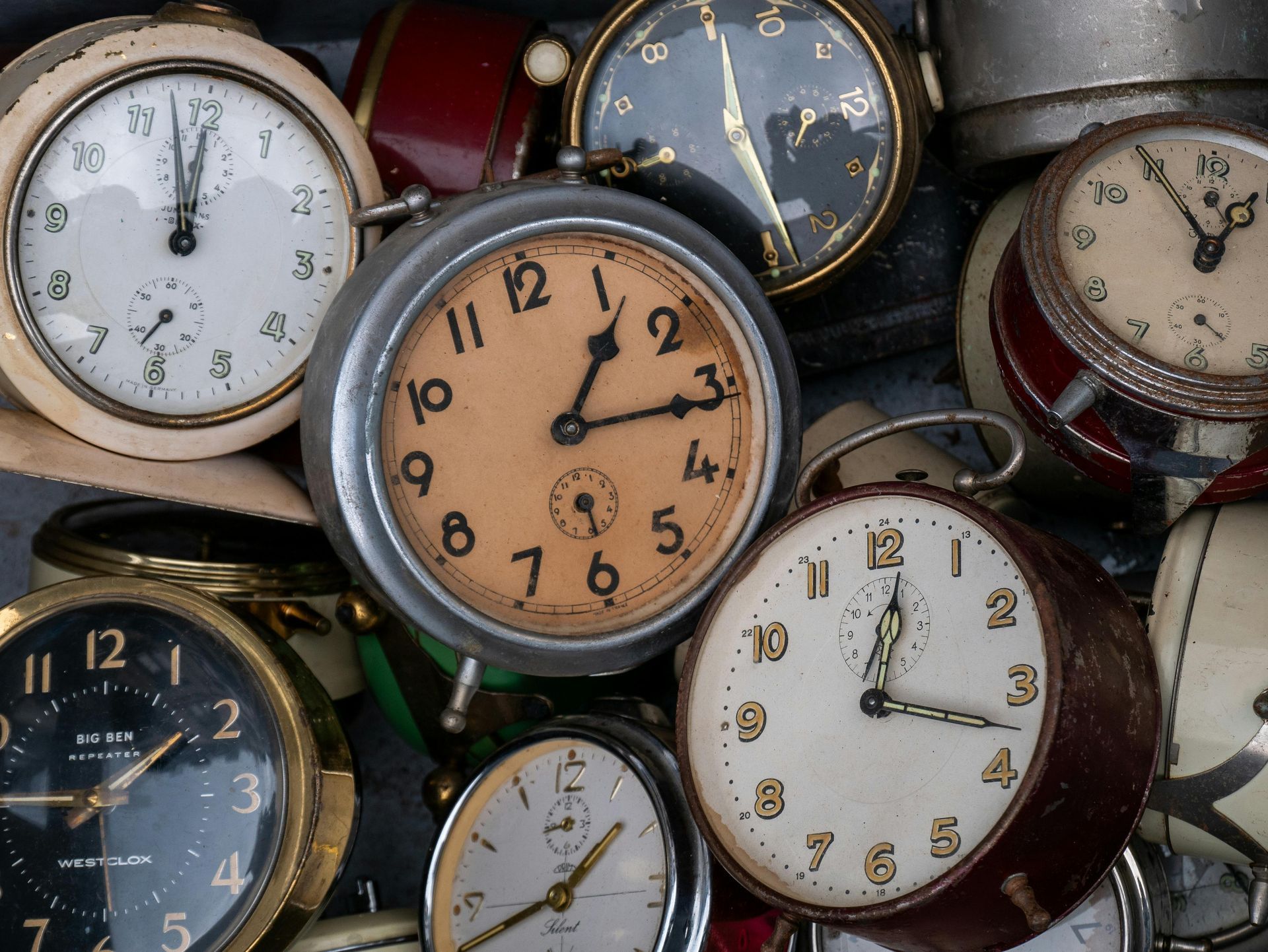 Diverse vintage zakhorloges met witte, gouden en zwarte wijzerplaten bij elkaar geplaatst.