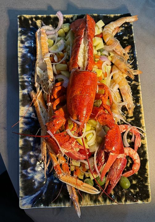Ciotole di cremoso risotto alle cozze guarnite con cozze e peperoni rossi su un tavolo